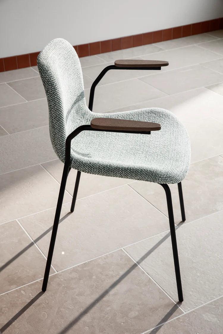 Scaun cu brate Langue cu tapiterie moale din tesatura Sheepskin - Norr11 - PARIS14A.RO