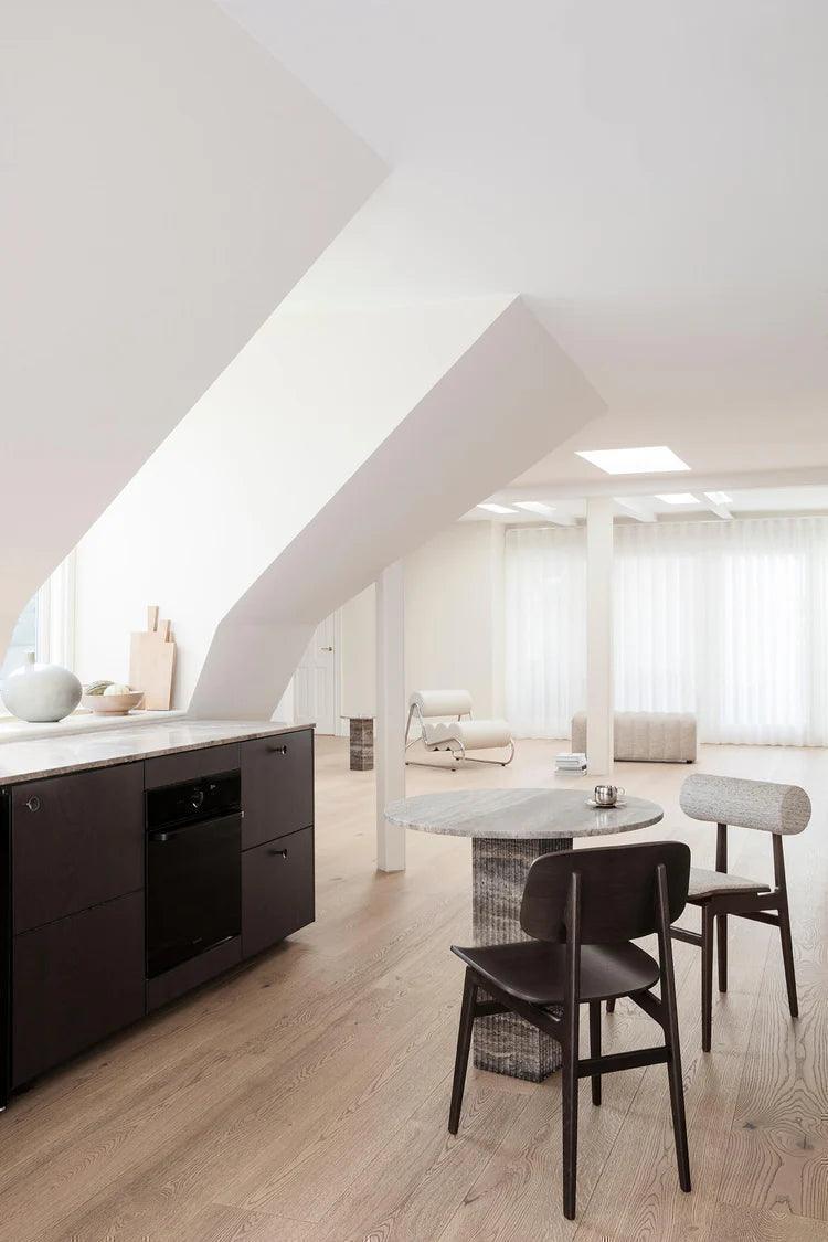 Scaun Totem din stejar cu tapiterie sezut si spatar din piele Spectrum - Norr11 - PARIS14A.RO