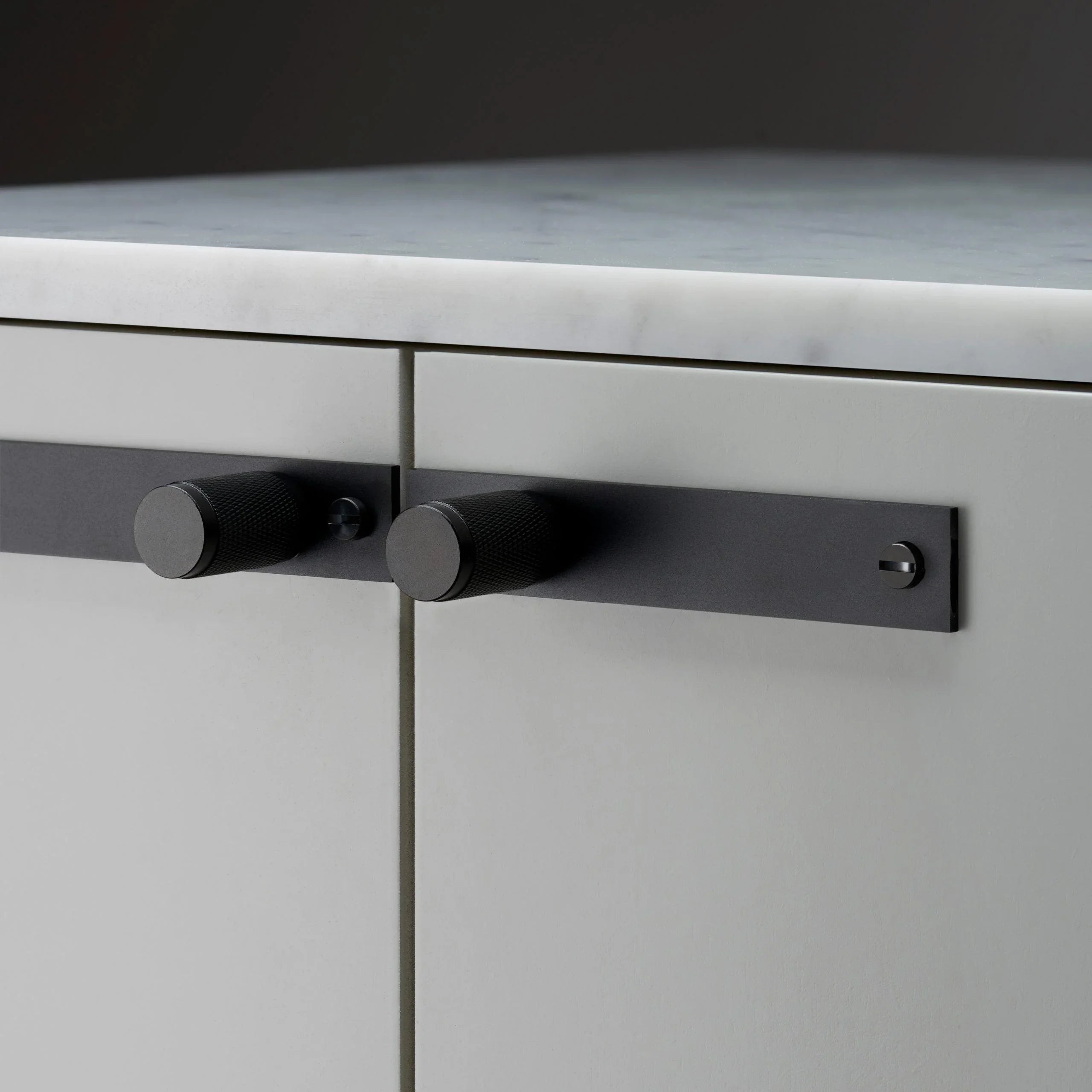 Set de manere tip buton pentru dulap / Cu placa / CROSS - Buster & Punch - PARIS14A.RO