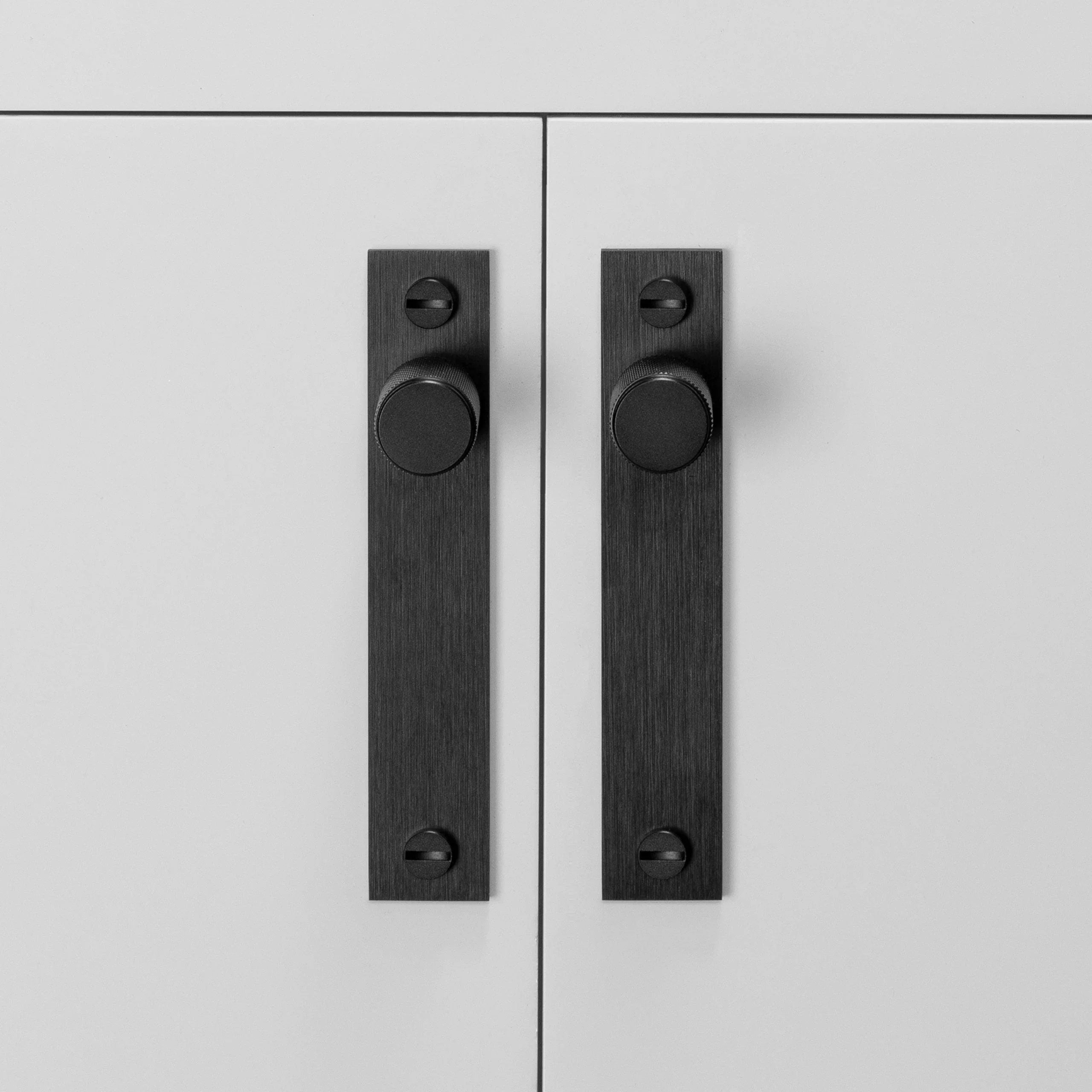 Set de manere tip buton pentru dulap / Cu placa / CROSS - Buster & Punch - PARIS14A.RO