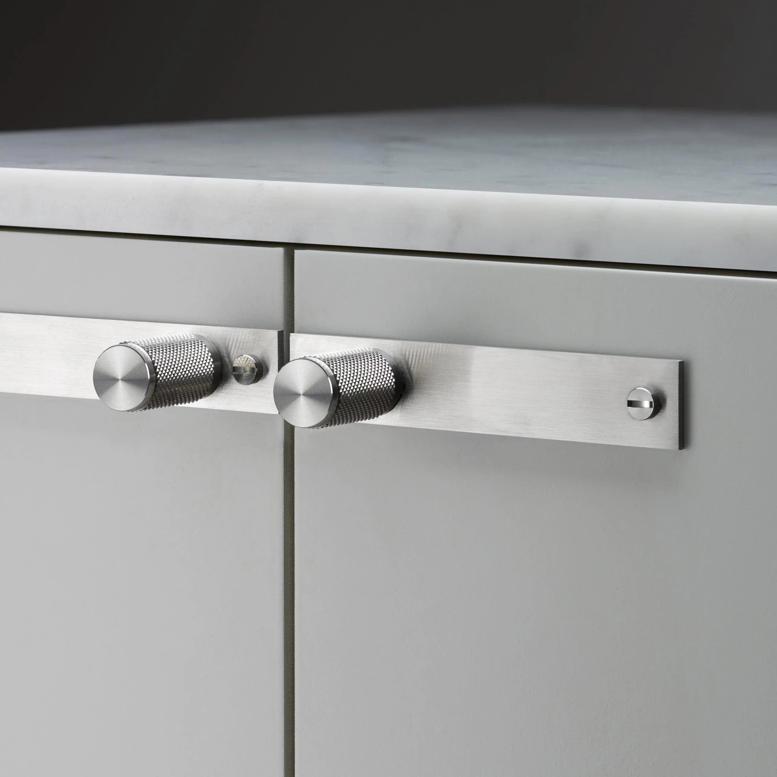 Set de manere tip buton pentru dulap / Cu placa / CROSS - Buster & Punch - PARIS14A.RO