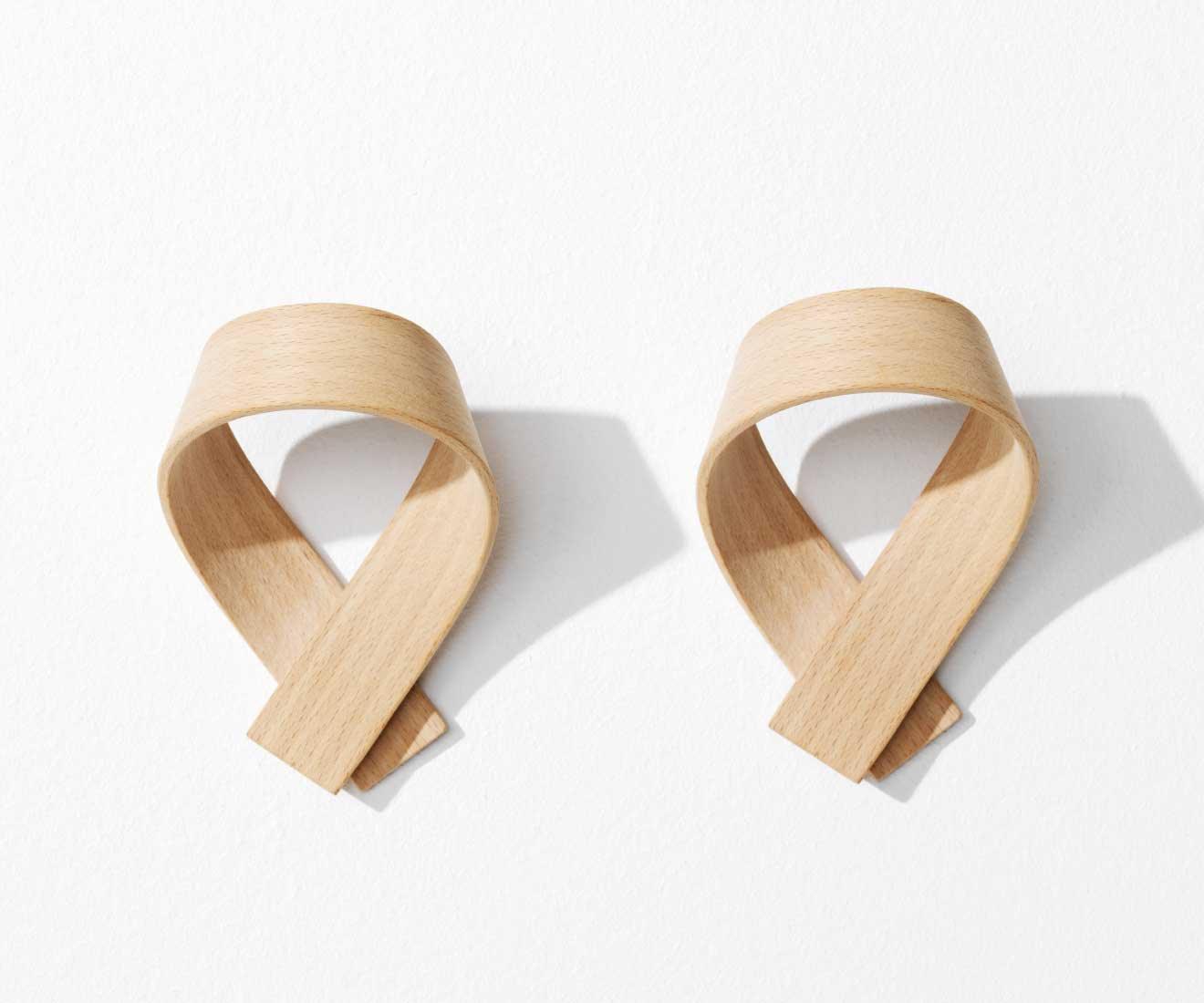 Agatator pentru haine in forma de funda confectionat din lemn Ribbon by Motarasu