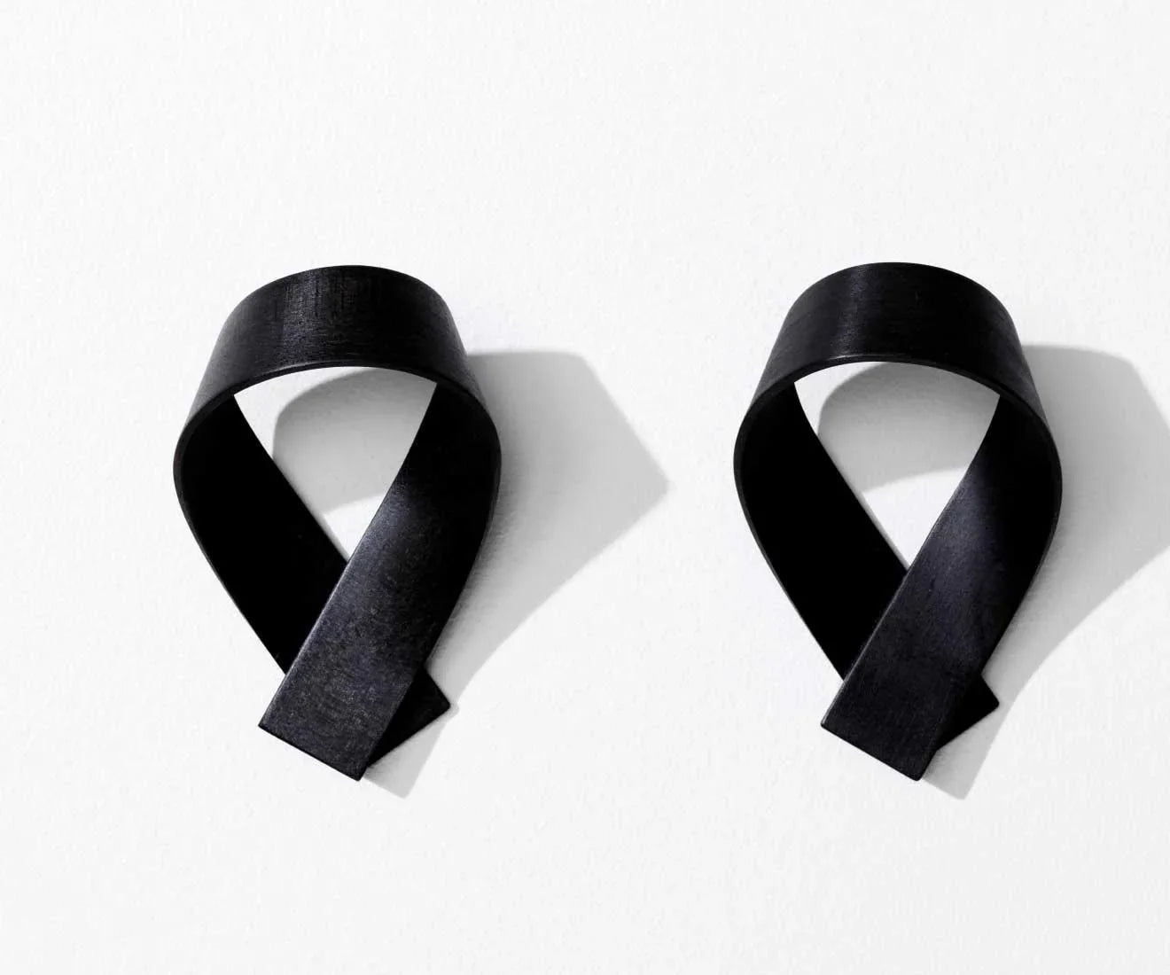 Agatator pentru haine in forma de funda confectionat din lemn Ribbon by Motarasu