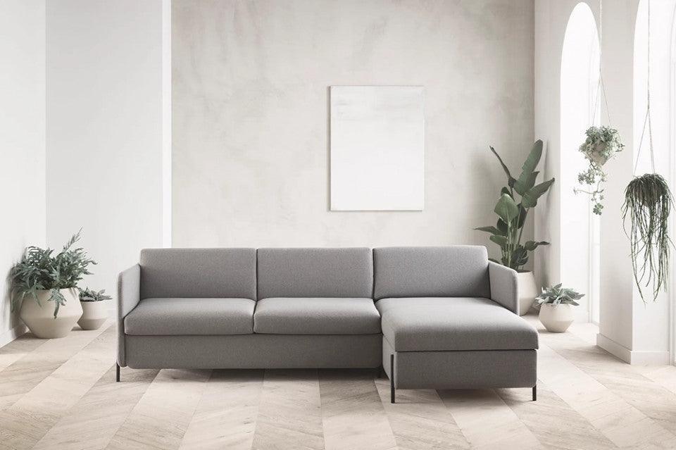 Canapea cu colt extensibila gri/maro din fibre acrilice pentru 2,5 persoane Pira Vilme Right Bolia - PARIS14A.RO