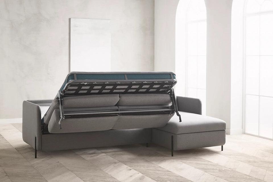 Canapea cu colt extensibila gri/maro din fibre acrilice pentru 2,5 persoane Pira Vilme Right Bolia - PARIS14A.RO