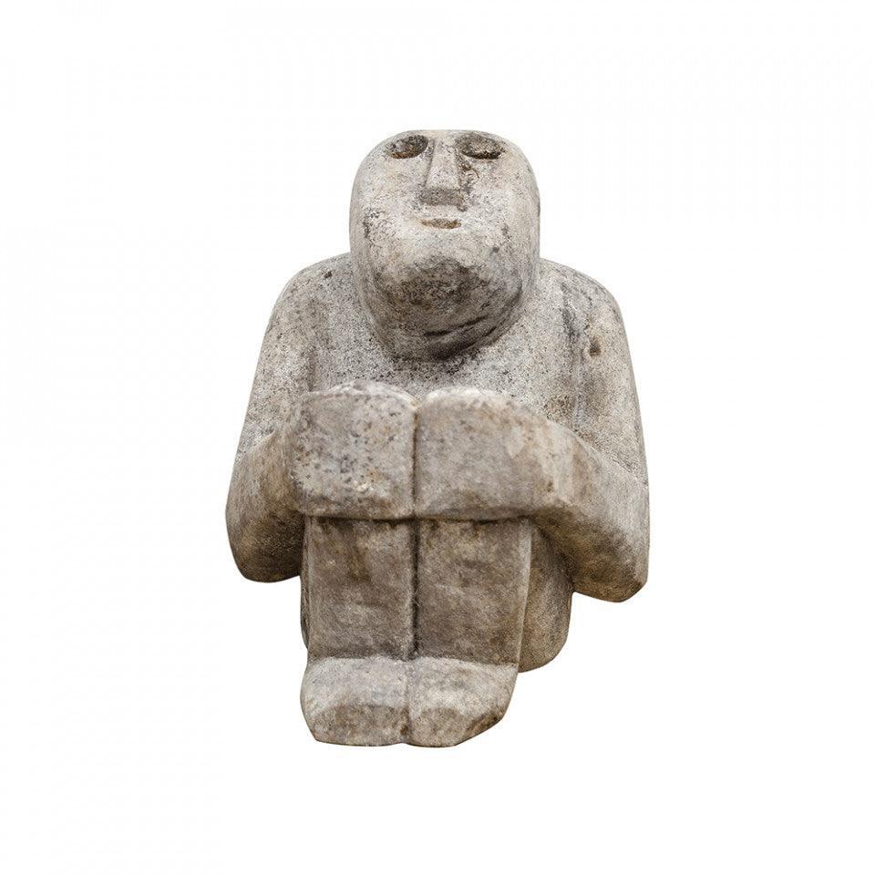 Decoratiune gri din piatra 26 cm Sitting Man Versmissen - PARIS14A.RO