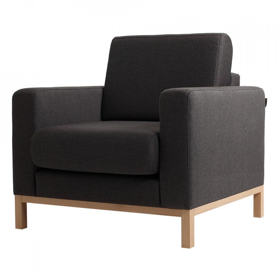 Fotoliu negru din textil si lemn Scandic Custom Form - PARIS14A.RO