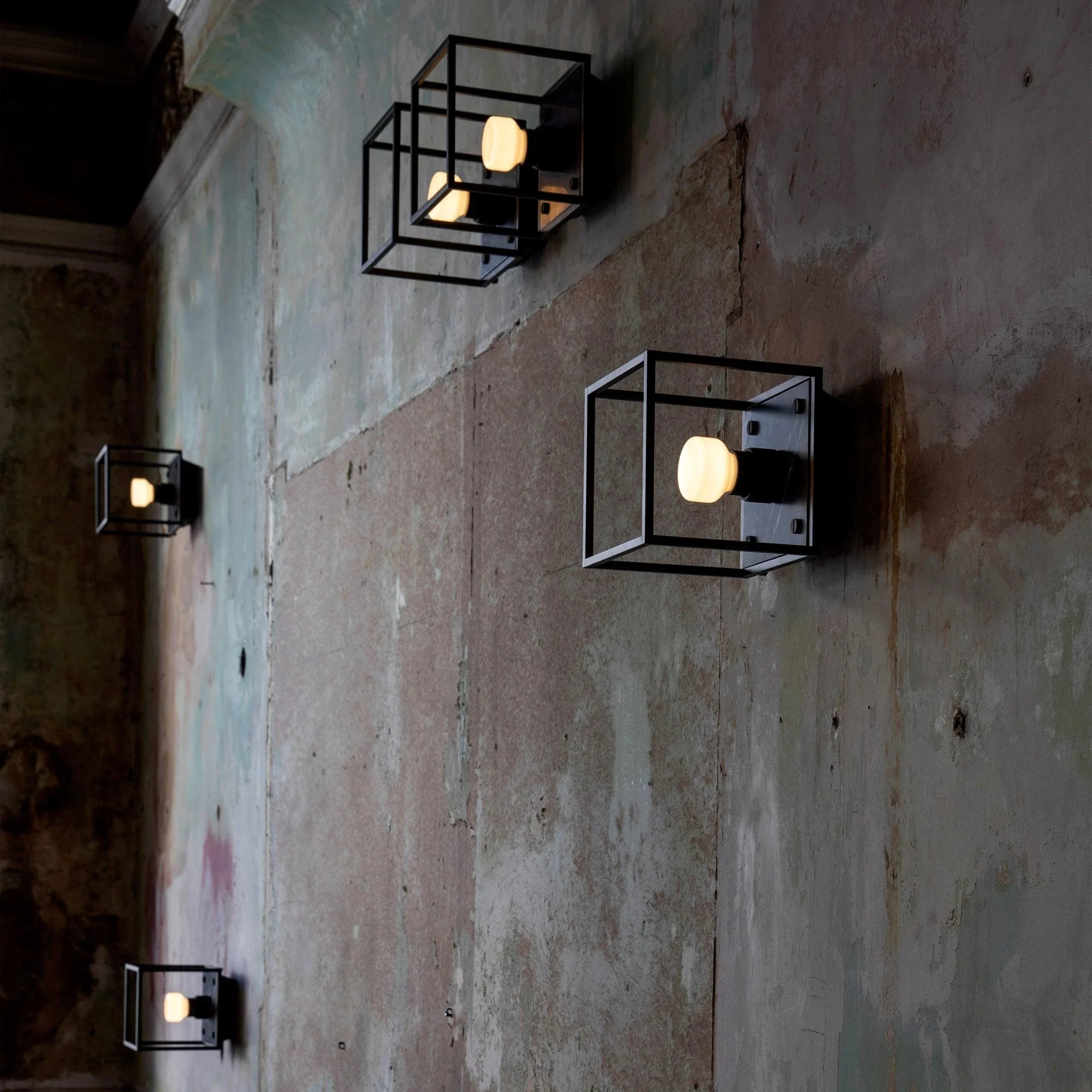 Lampa de perete Caged / SMALL / Marmura neagra - Buster & Punch - PARIS14A.RO
