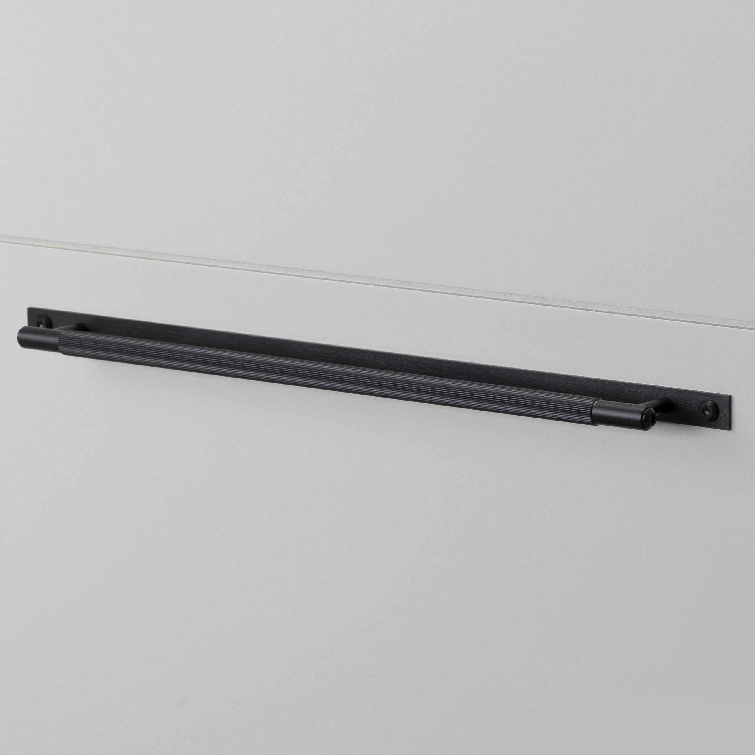 Maner tip bara PULL BAR / Cu placa / Mare / LINEAR - Buster & Punch - PARIS14A.RO