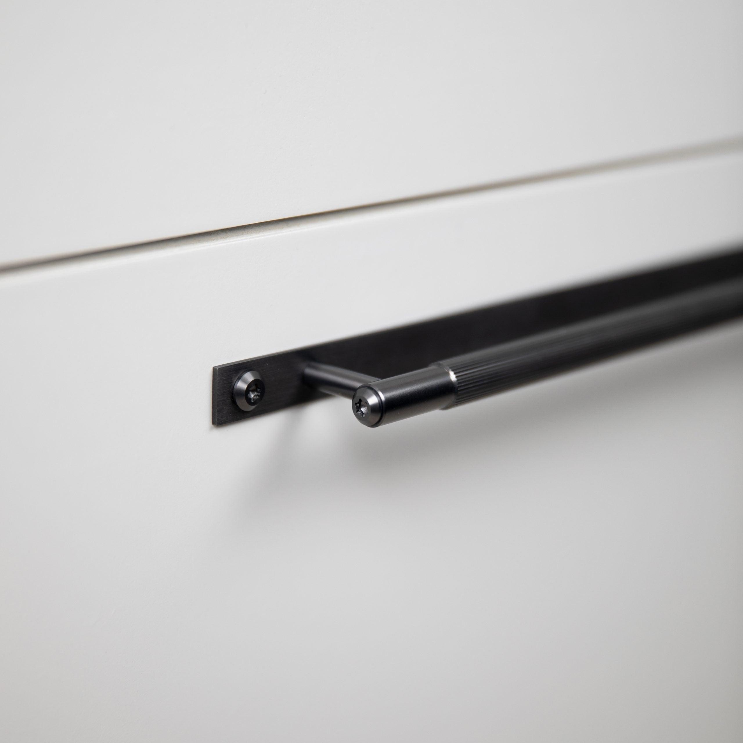 Maner tip bara PULL BAR / Cu placa / Mare / LINEAR - Buster & Punch - PARIS14A.RO
