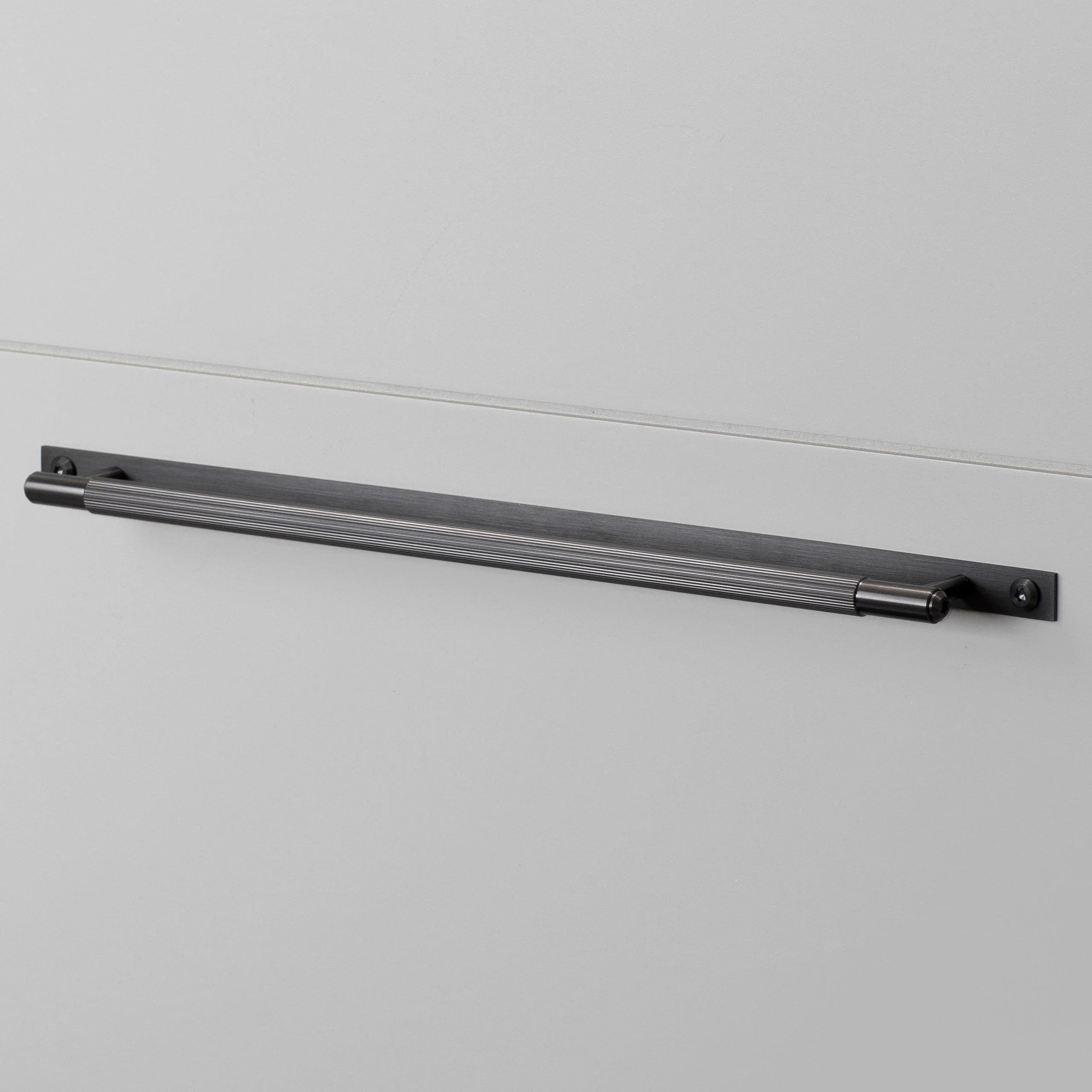 Maner tip bara PULL BAR / Cu placa / Mare / LINEAR - Buster & Punch - PARIS14A.RO