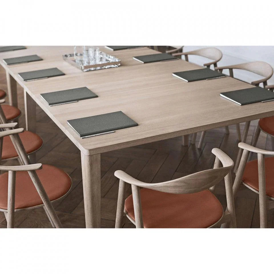 Masa dining maro din lemn de stejar 130x130 cm Graceful Bolia - PARIS14A.RO