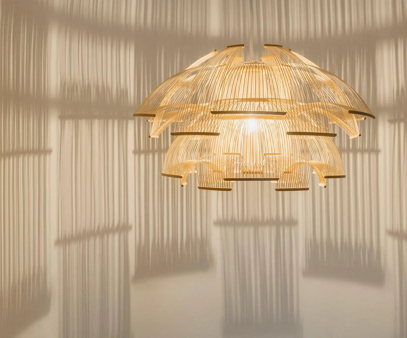 Pendul realizat manual din aproape 1000 de fasii de bambus Hokore by Motarasu - PARIS14A.RO