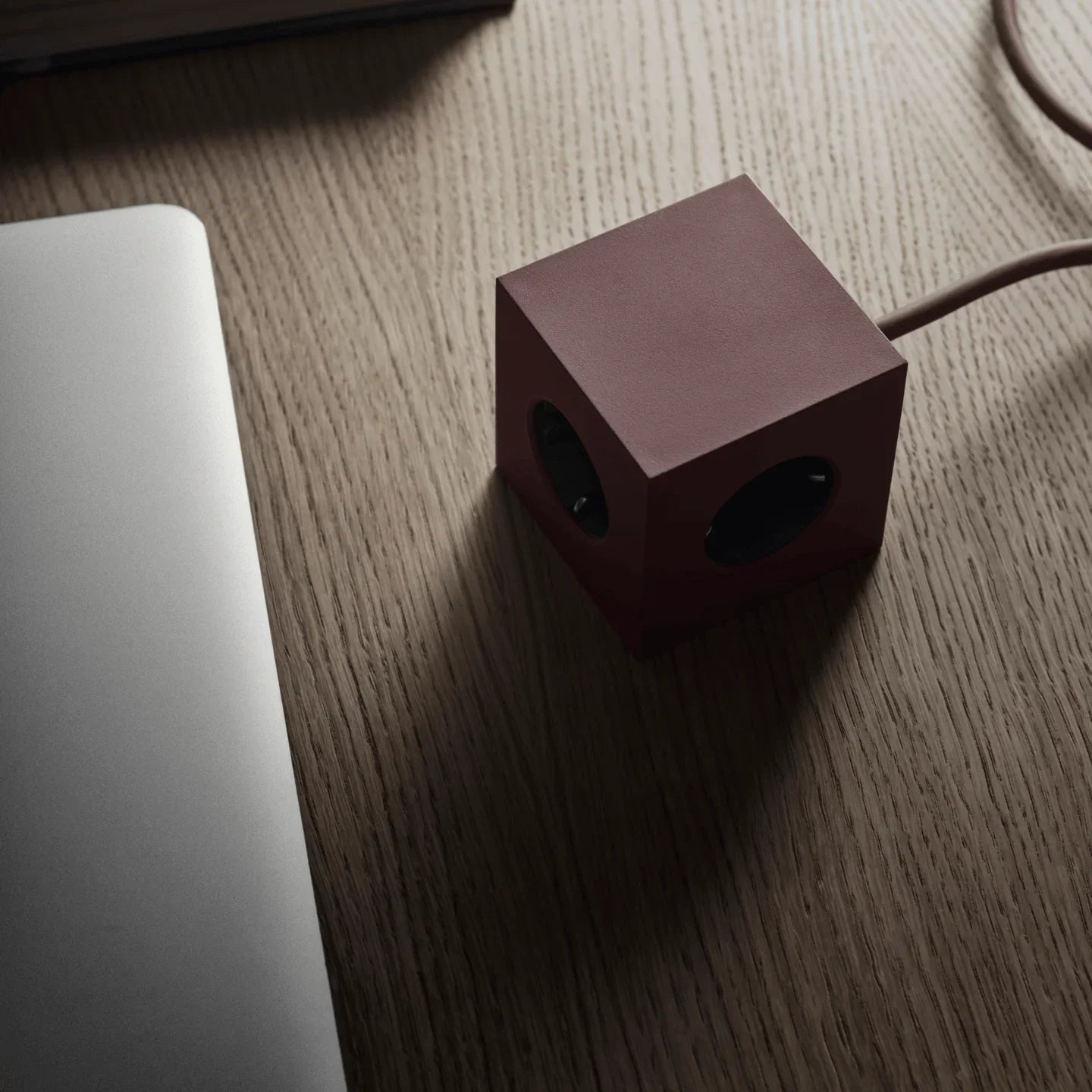 Prelungitor tip cub Square 1, 3 prize, 2 USB - Culoare Rusty Red - Avolt - PARIS14A.RO