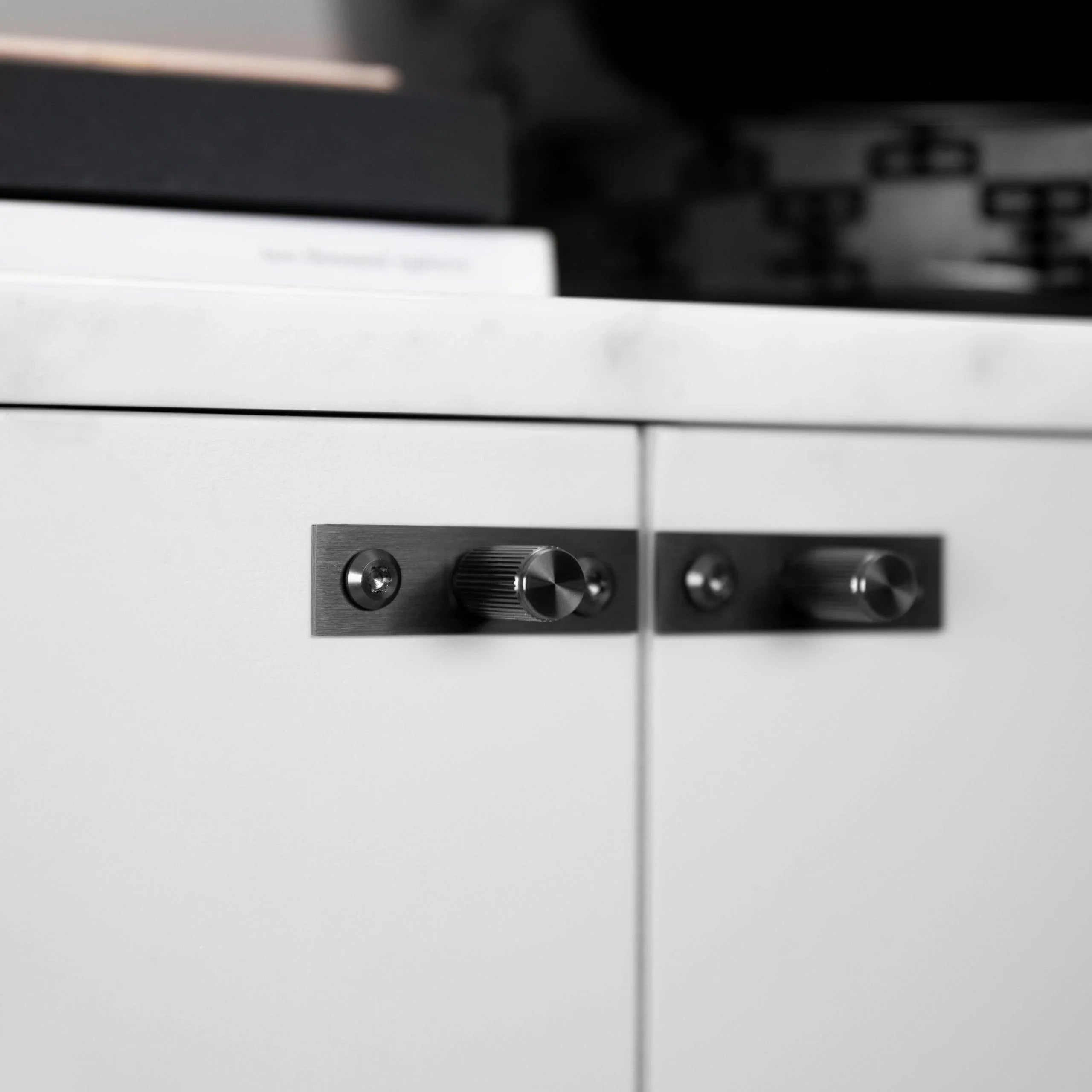 Set de manere tip buton pentru dulap / Cu placa / LINEAR - Buster & Punch - PARIS14A.RO