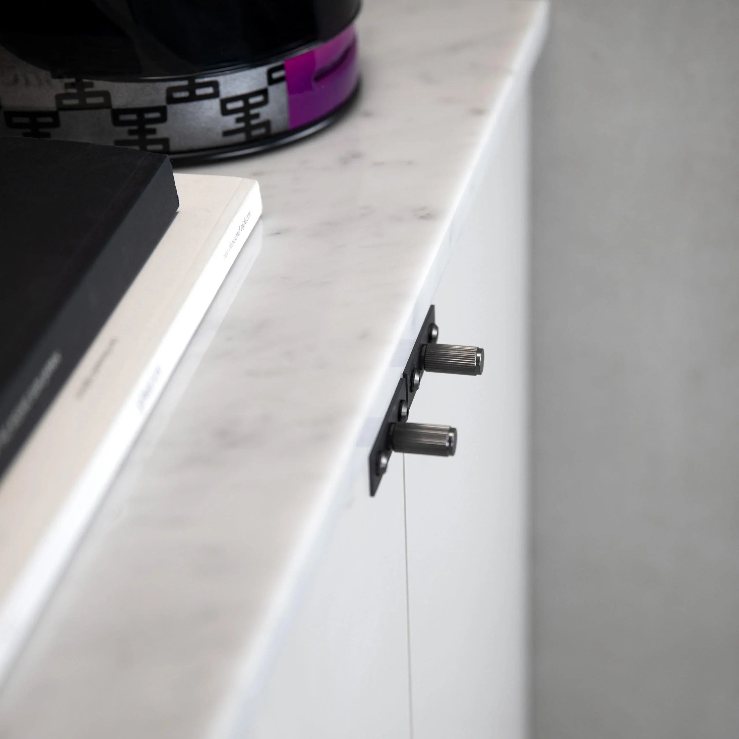 Set de manere tip buton pentru dulap / Cu placa / LINEAR - Buster & Punch - PARIS14A.RO