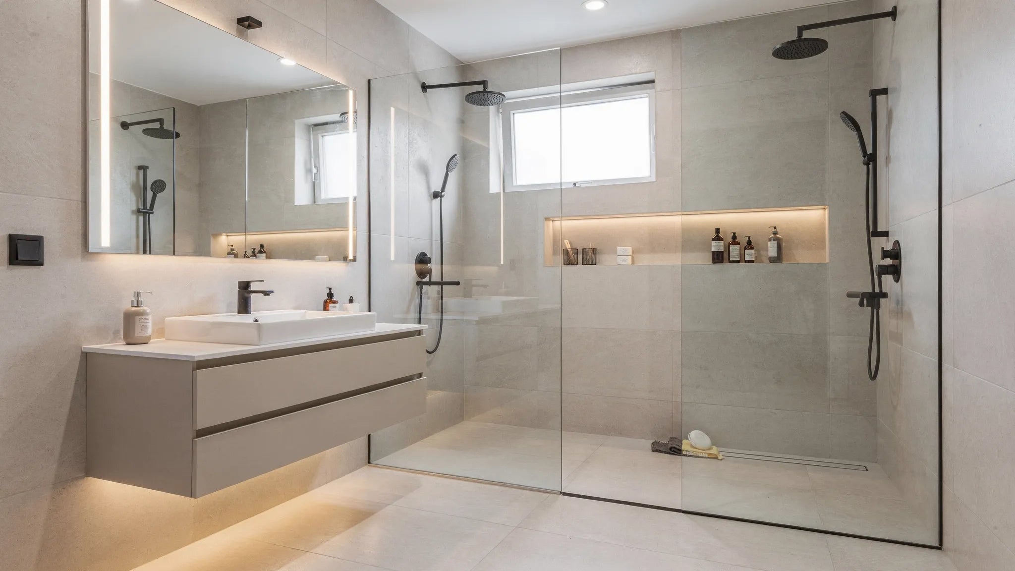 Amenajare baie mică cu duș: sticlă, rigolă, lumină