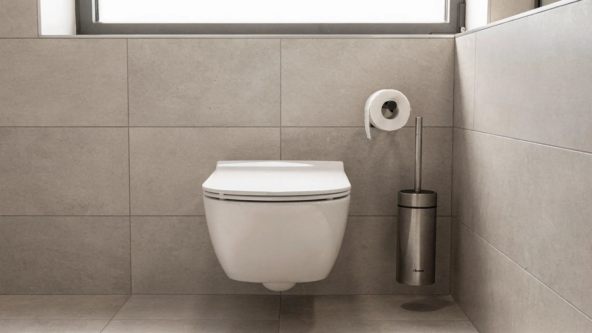 Suport hârtie igienică și perie WC: seturi care arată bine