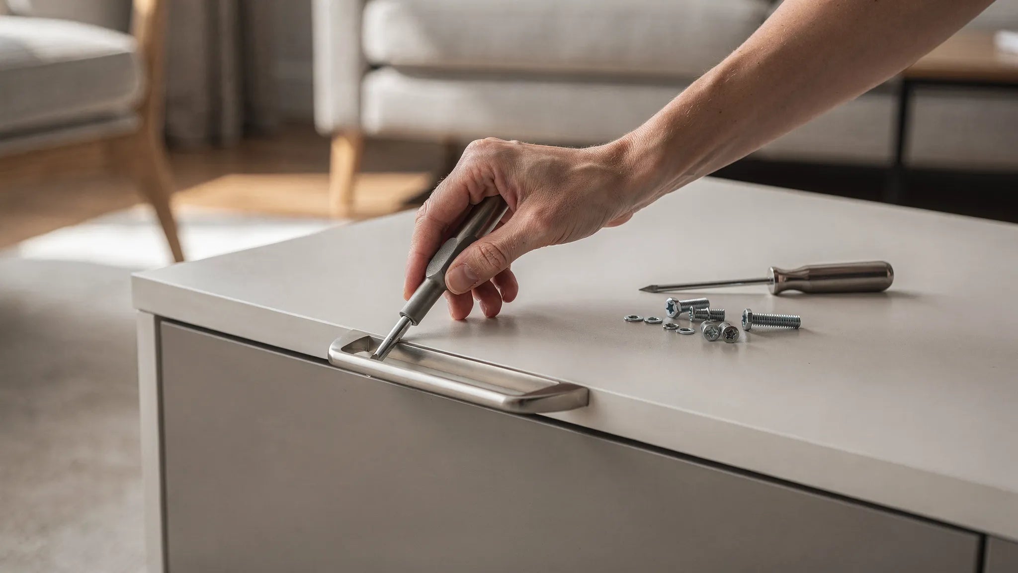 Accesorii mobilă: mânere și picioare care schimbă tot