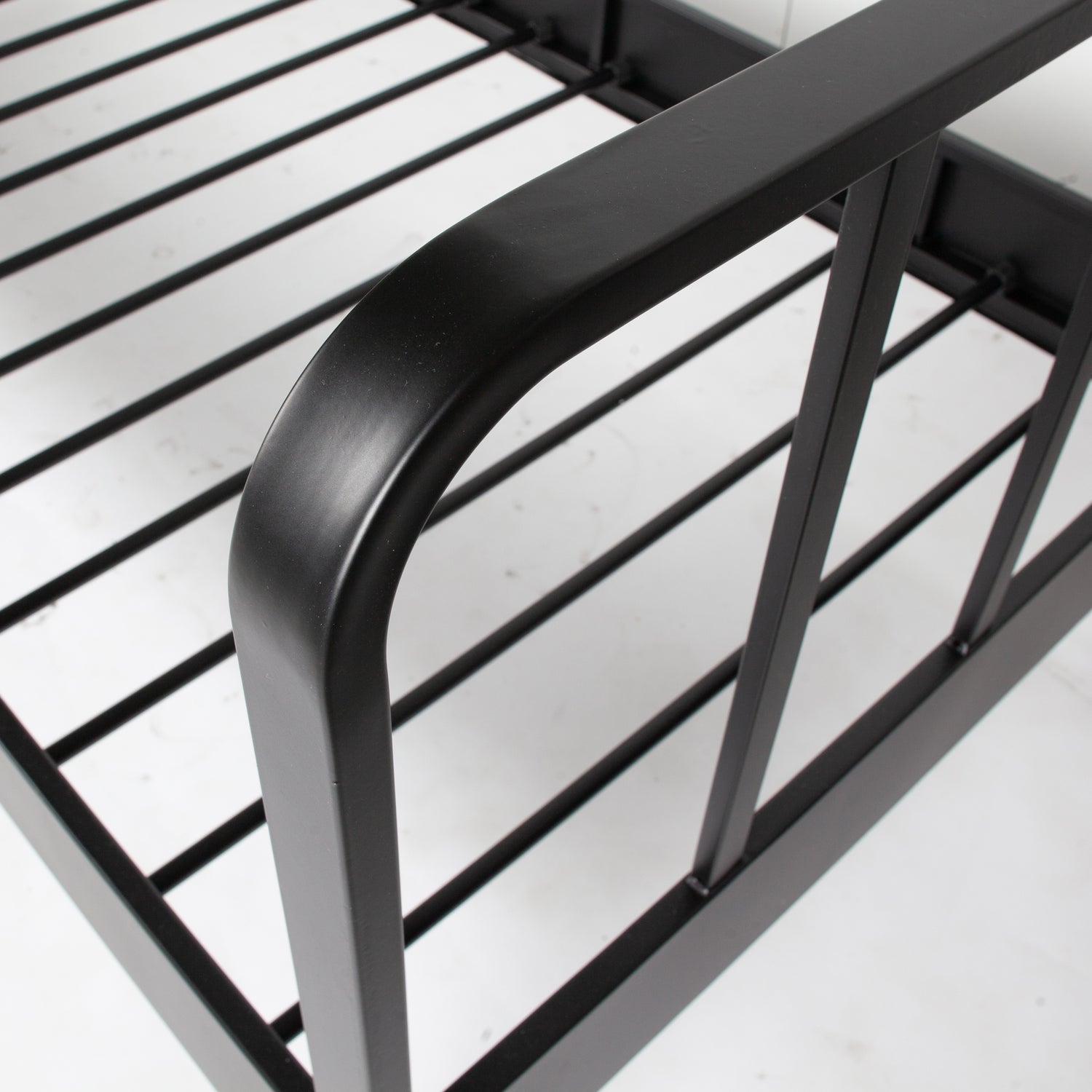 WOOOD pat simplu MEES | otel | Negru | 90x208x95 cm