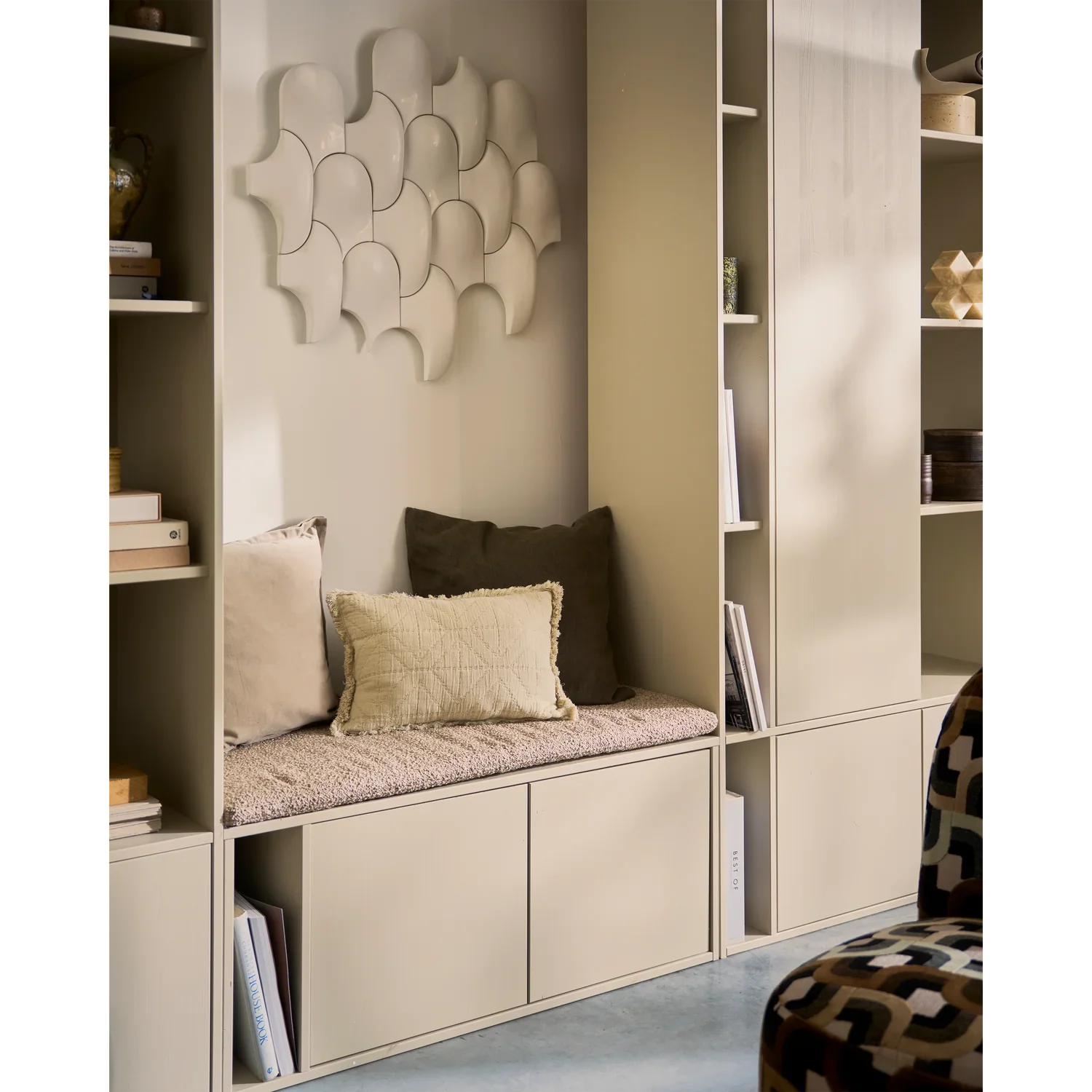 SETTLE DOWN TV UNIT/BENCH 108CM DUST WITH SEATCUSHION [fsc]