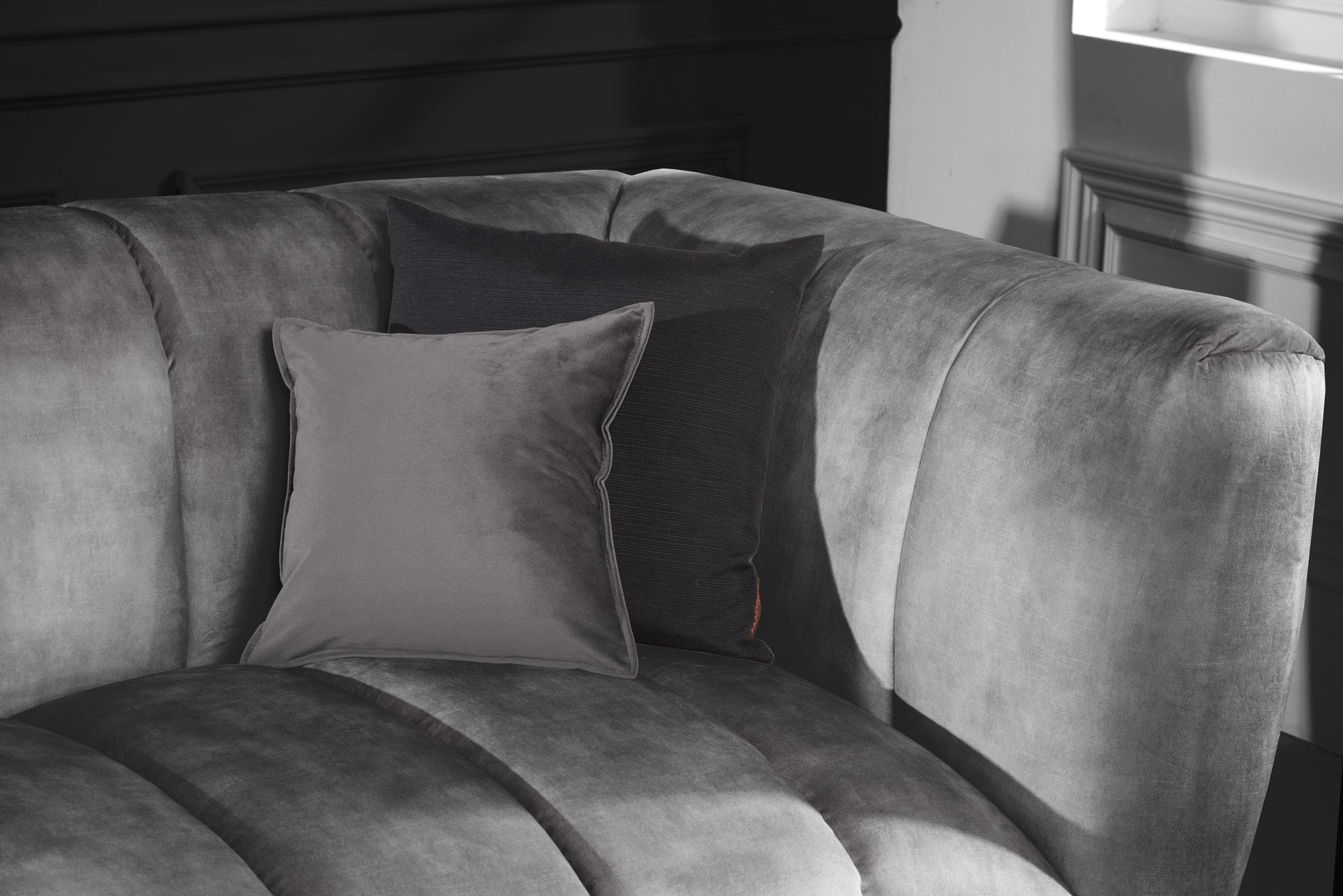 Invicta Canapea NOBLESSE - 225cm, 3 Locuri | Catifea, Negru | 225x80x90 cm
