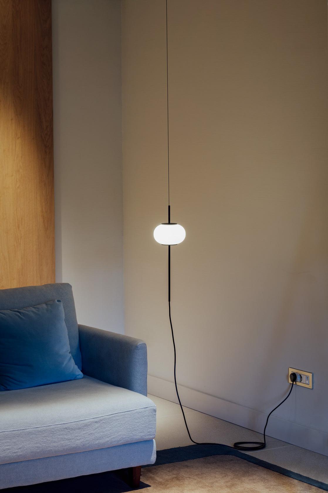 Pendulul/lampa de podea Astros, de culoare neagră texturată. - PARIS14A.RO