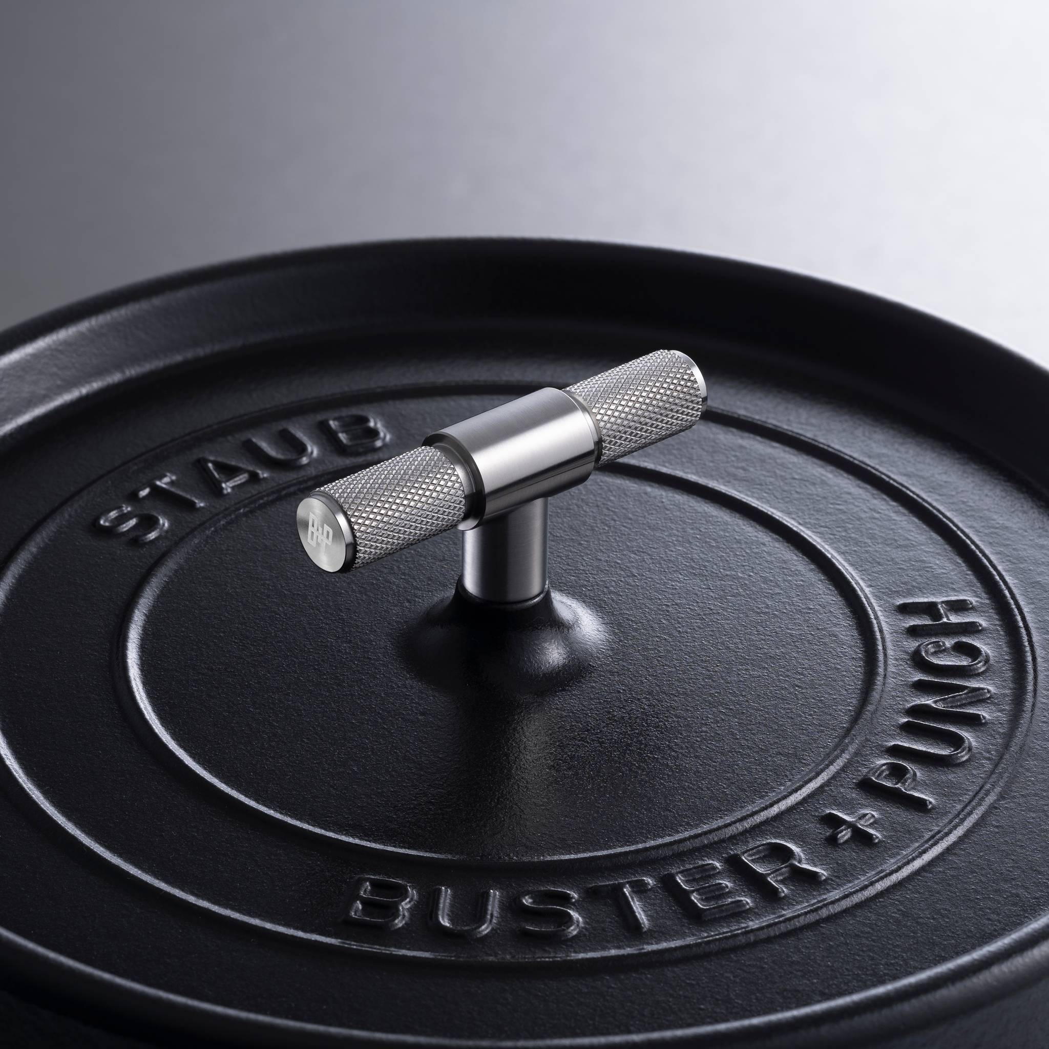 Staub x Buster & Punch | Oală de Gătit din Fontă Emailată 28 cm | Negru | Detaliu Oțel sau Alamă