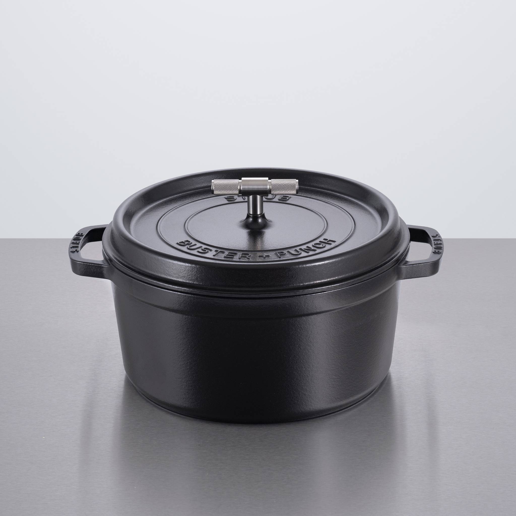 Staub x Buster & Punch | Oală de Gătit din Fontă Emailată 28 cm | Negru | Detaliu Oțel sau Alamă