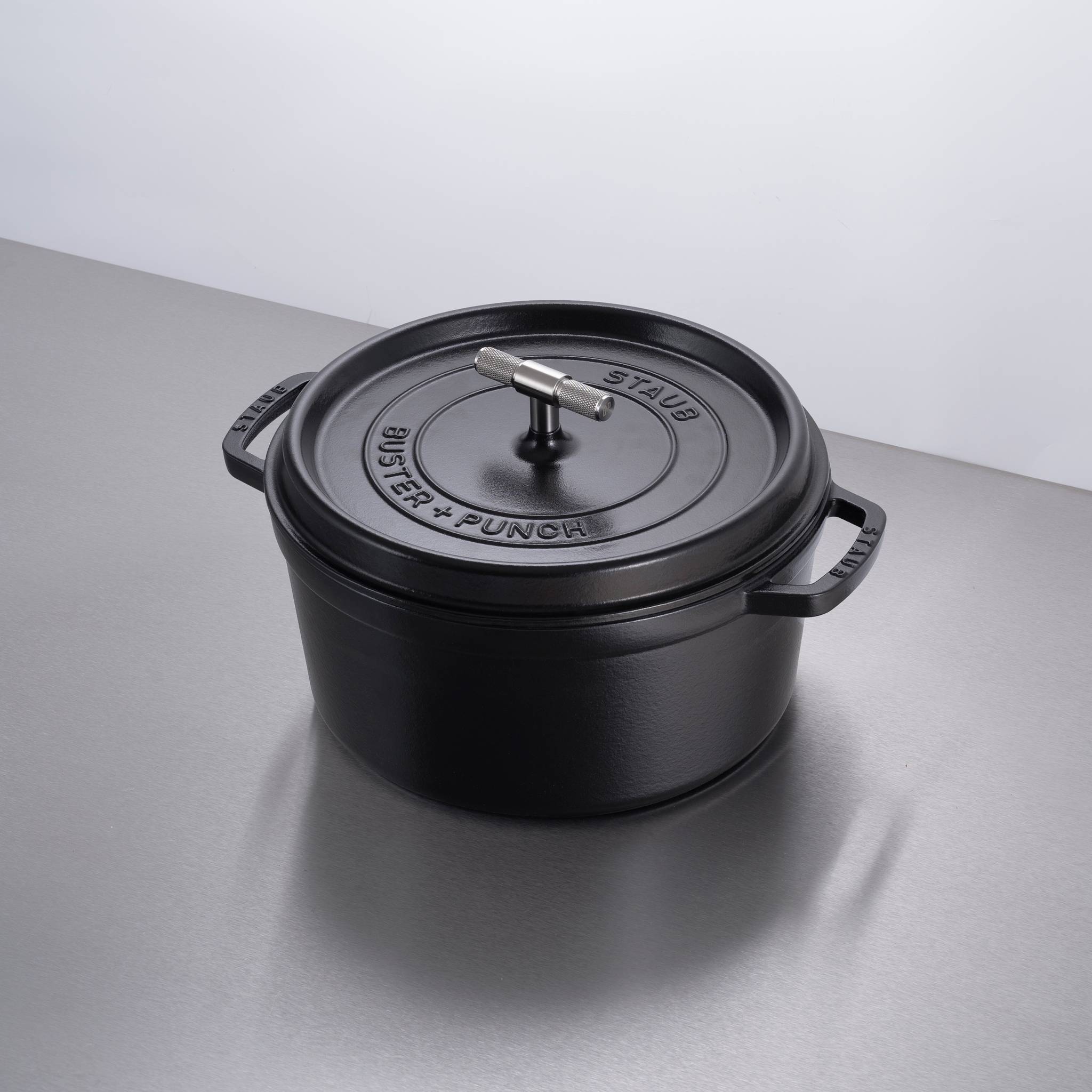 Staub x Buster & Punch | Oală de Gătit din Fontă Emailată 28 cm | Negru | Detaliu Oțel sau Alamă