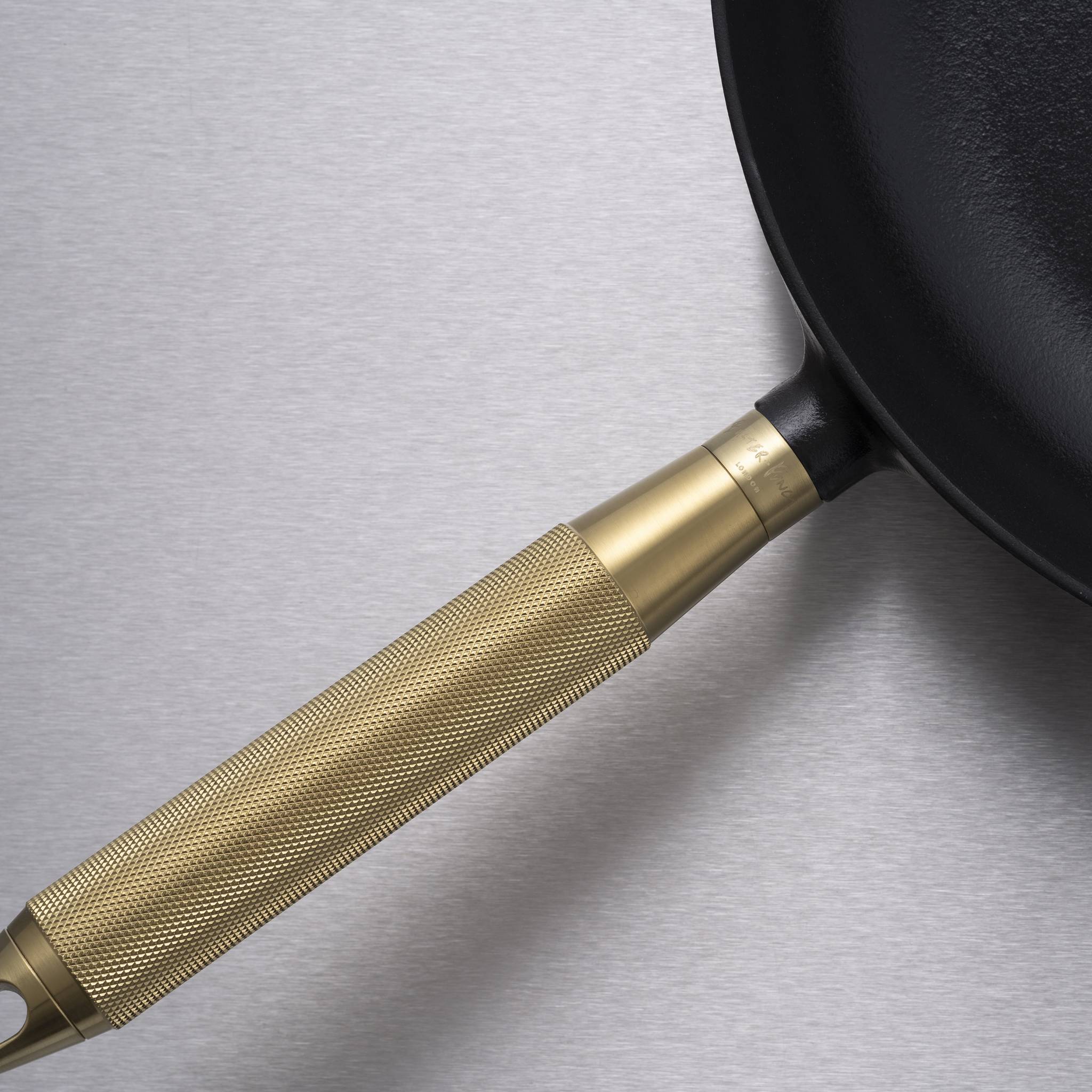 Staub x Buster & Punch | Tigaie din Fontă Emailată 28 cm | Negru | Detaliu Oțel sau Alamă
