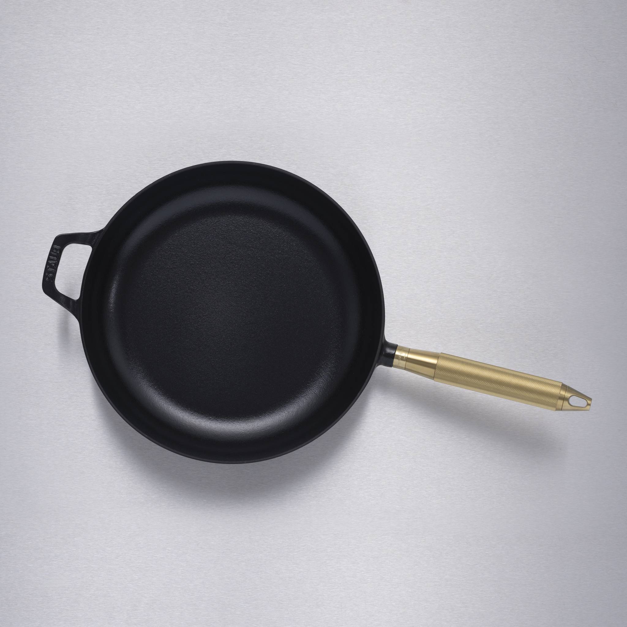 Staub x Buster & Punch | Tigaie din Fontă Emailată 28 cm | Negru | Detaliu Oțel sau Alamă