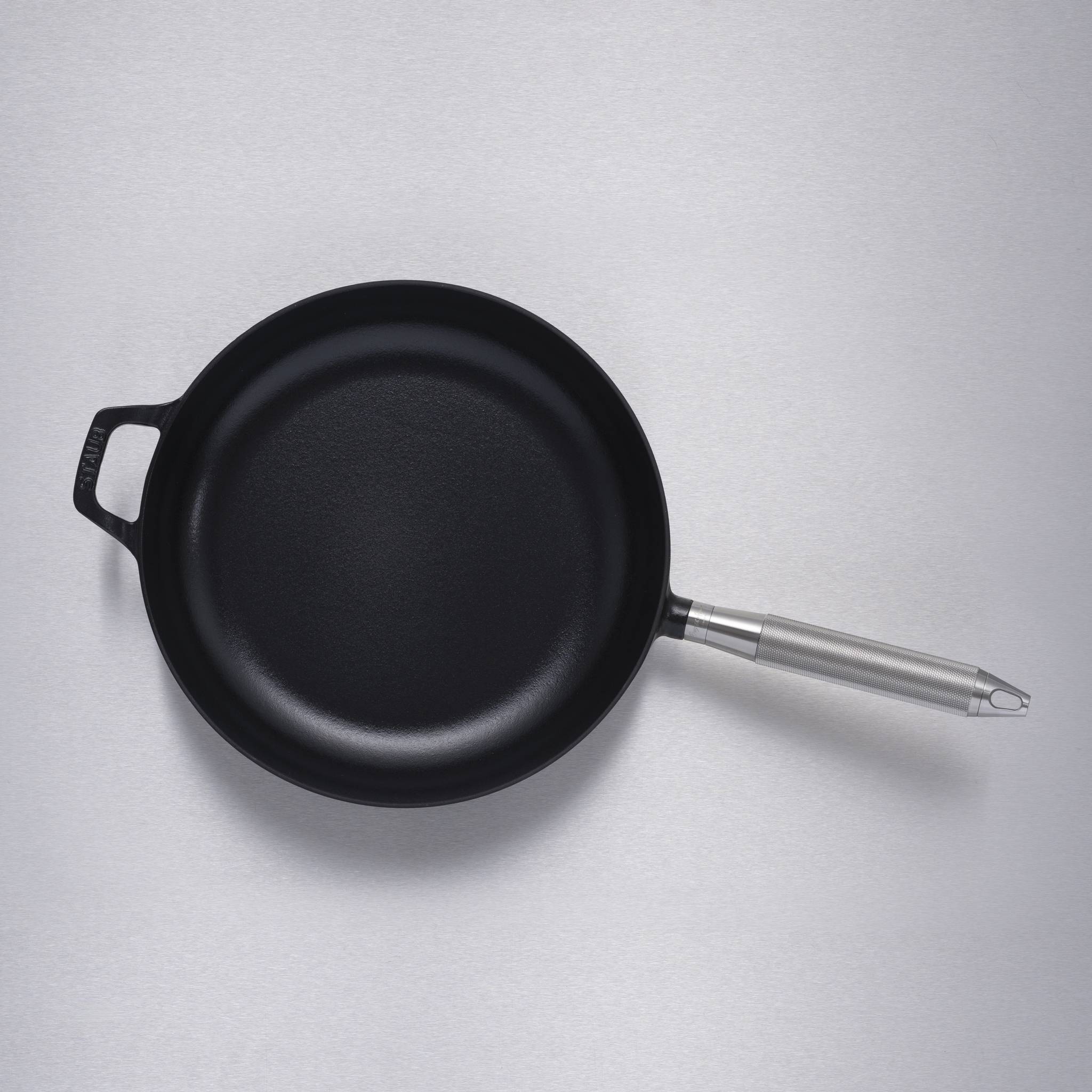 Staub x Buster & Punch | Tigaie din Fontă Emailată 28 cm | Negru | Detaliu Oțel sau Alamă