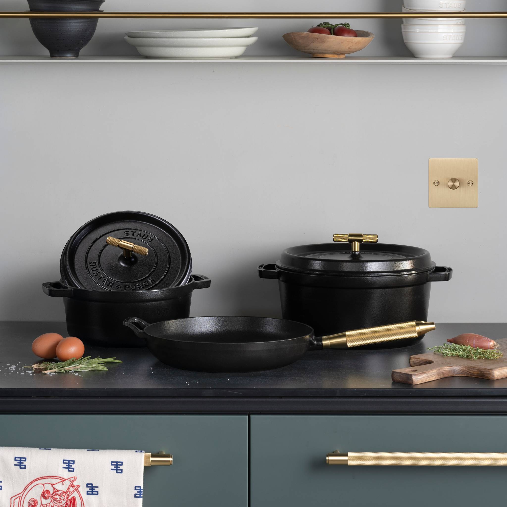 Staub x Buster & Punch | Oală de Gătit din Fontă Emailată 28 cm | Negru | Detaliu Oțel sau Alamă