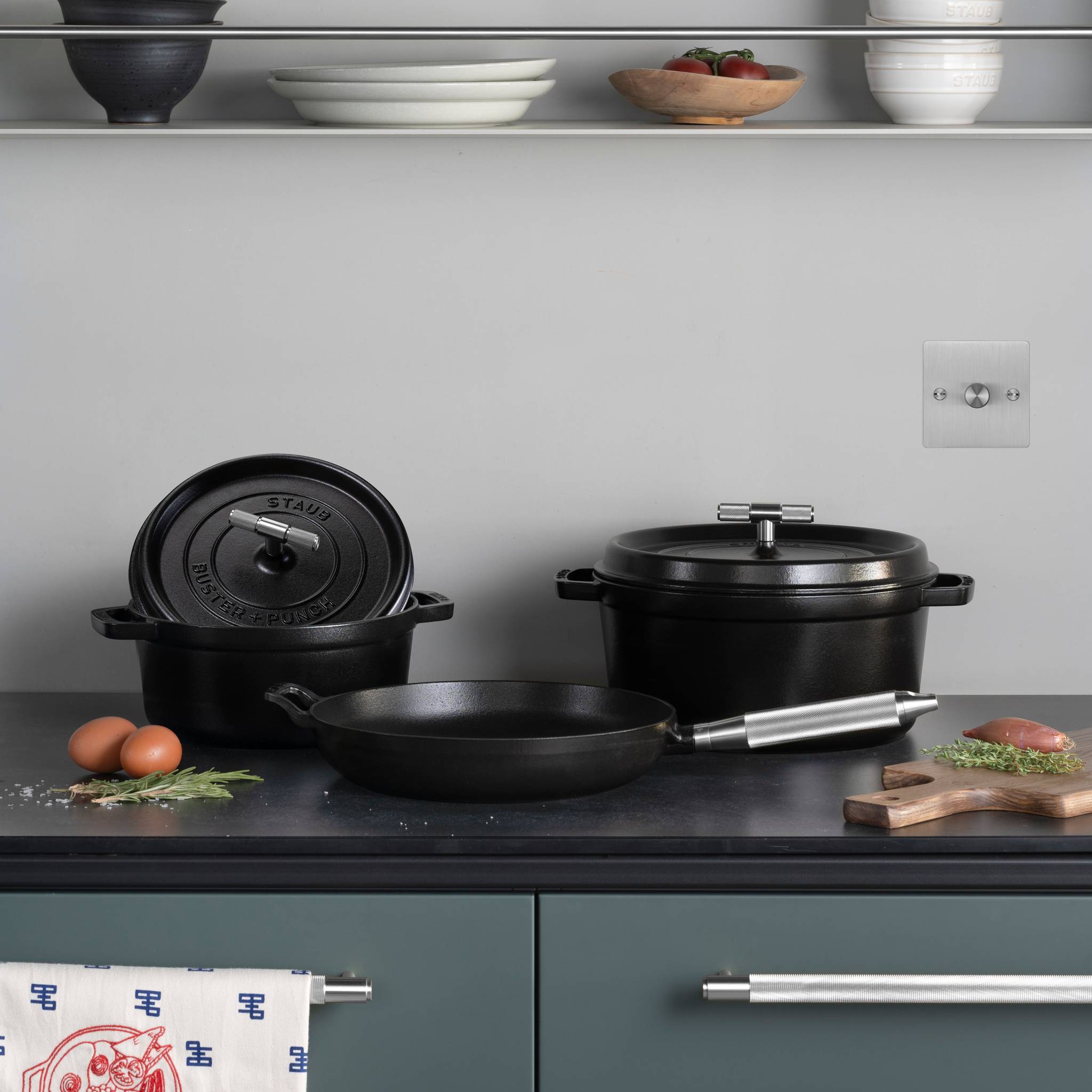 Staub x Buster & Punch | Tigaie din Fontă Emailată 28 cm | Negru | Detaliu Oțel sau Alamă