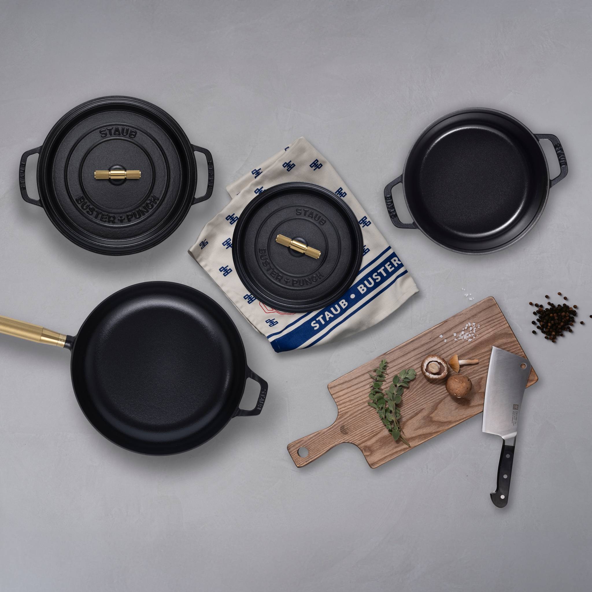 Staub x Buster & Punch | Tigaie din Fontă Emailată 28 cm | Negru | Detaliu Oțel sau Alamă
