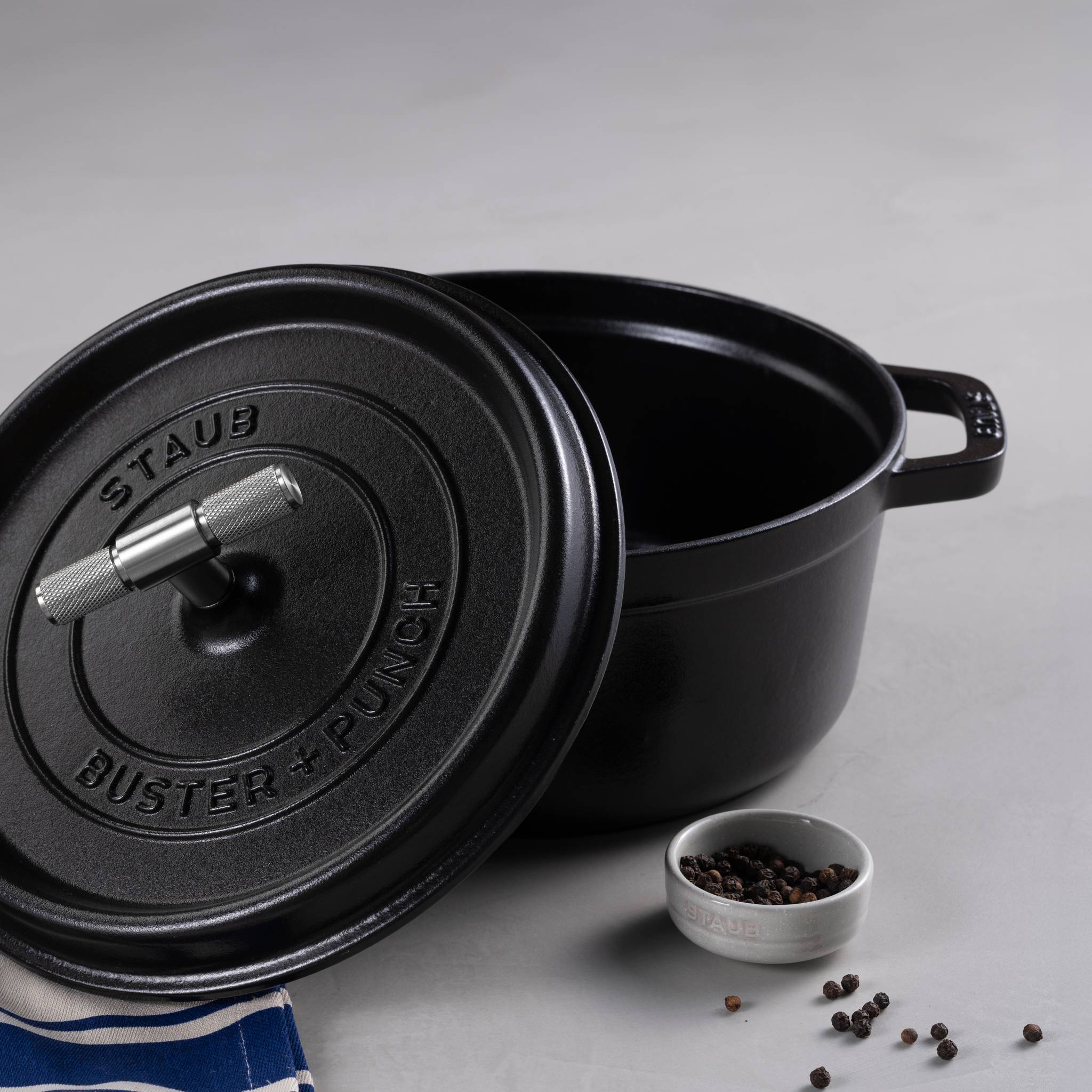 Staub x Buster & Punch | Oală de Gătit din Fontă Emailată 28 cm | Negru | Detaliu Oțel sau Alamă