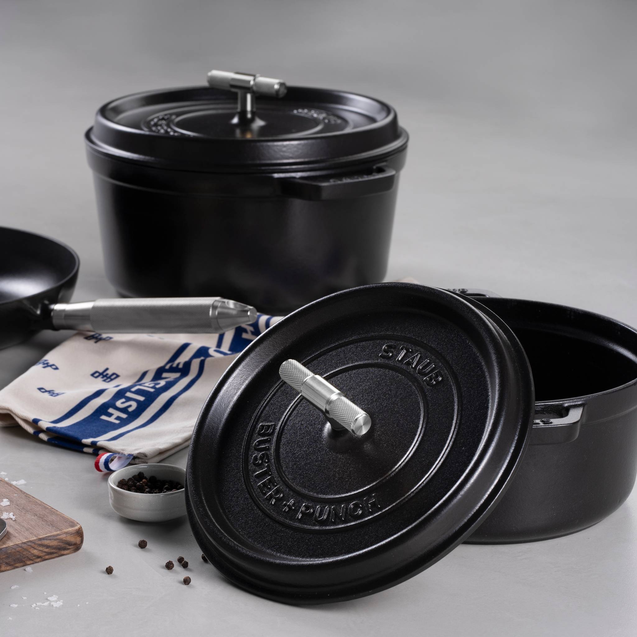 Staub x Buster & Punch | Oală de Gătit din Fontă Emailată 28 cm | Negru | Detaliu Oțel sau Alamă