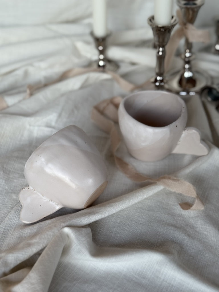 Cœur Blanc - Cană Ceramică Handmade Albă cu Mâner în Formă de Inimă | 1988 Cultivating Spaces