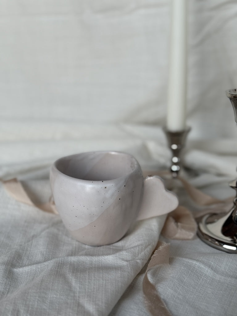 Cœur Blanc - Cană Ceramică Handmade Albă cu Mâner în Formă de Inimă | 1988 Cultivating Spaces