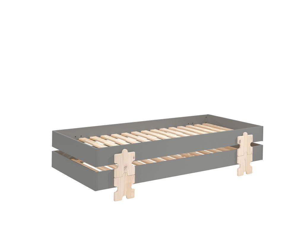 Deze MODULO combinatie bestaat uit 2 grijze MODULO bedden (90 x 200 cm) met massieve poten in de vorm van een puzzelstuk. - PARIS14A.RO