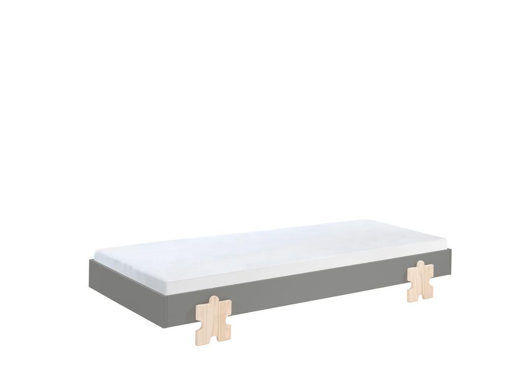 Deze MODULO combinatie bestaat uit 2 grijze MODULO bedden (90 x 200 cm) met massieve poten in de vorm van een puzzelstuk. - PARIS14A.RO