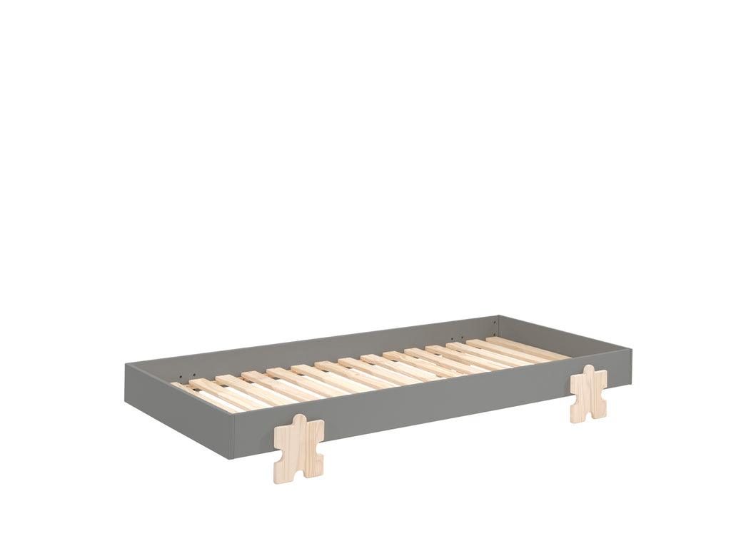Deze MODULO combinatie bestaat uit 3 grijze MODULO bedden (90 x 200 cm) met massieve poten in de vorm van een puzzelstuk. - PARIS14A.RO