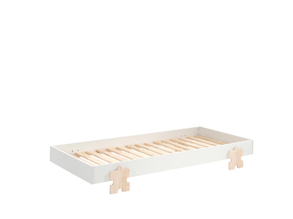 Deze MODULO combinatie bestaat uit 3 witte MODULO bedden (90 x 200 cm) met massieve poten in de vorm van een puzzelstuk. - PARIS14A.RO