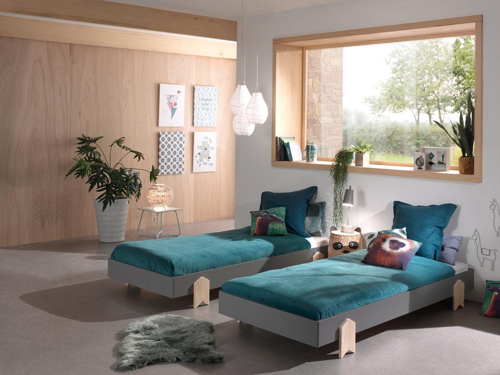 Deze MODULO combinatie bestaat uit 4 grijze MODULO bedden (90 x 200 cm) met massieve poten in de vormvan een pijl. - PARIS14A.RO