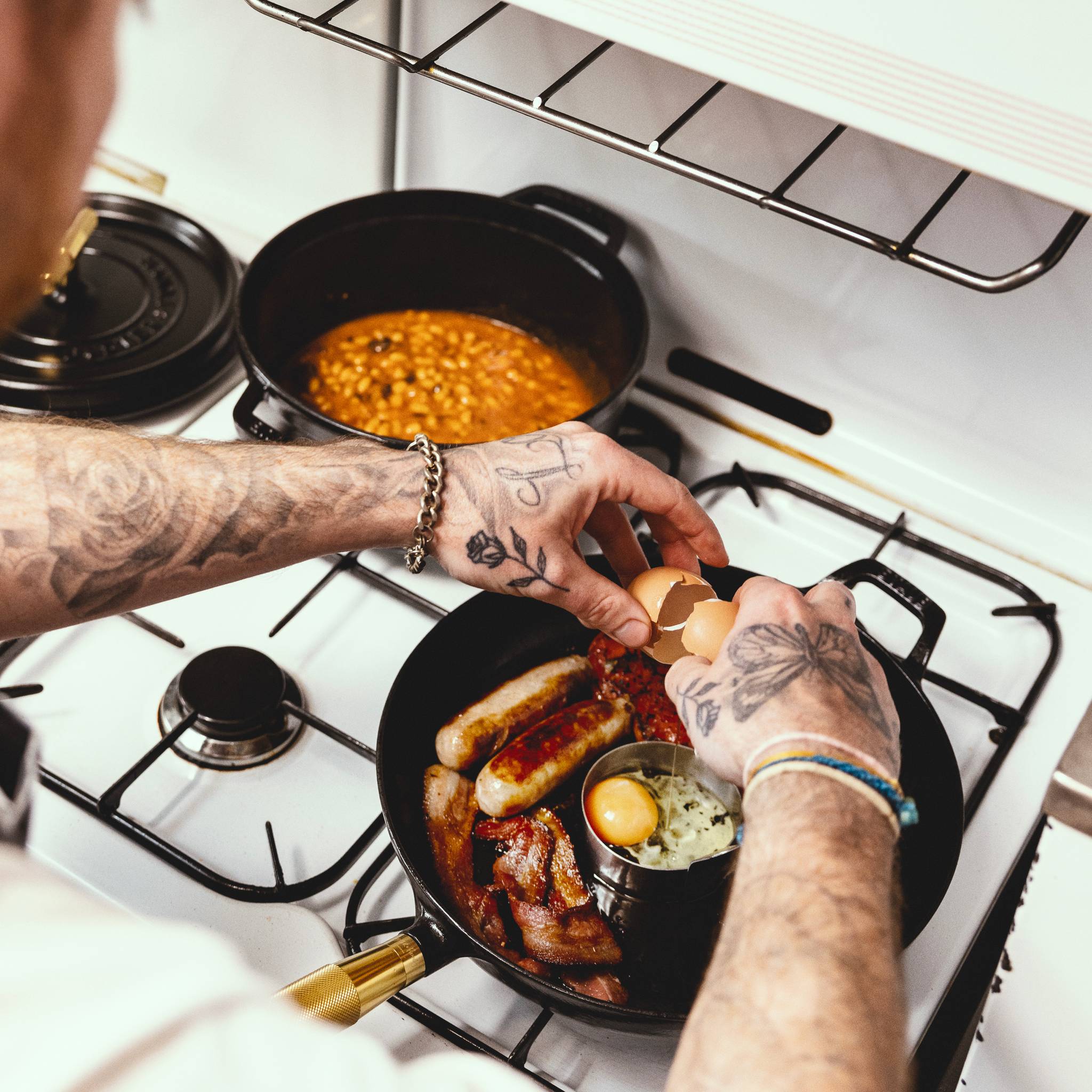 Staub x Buster & Punch | Tigaie din Fontă Emailată 28 cm | Negru | Detaliu Oțel sau Alamă