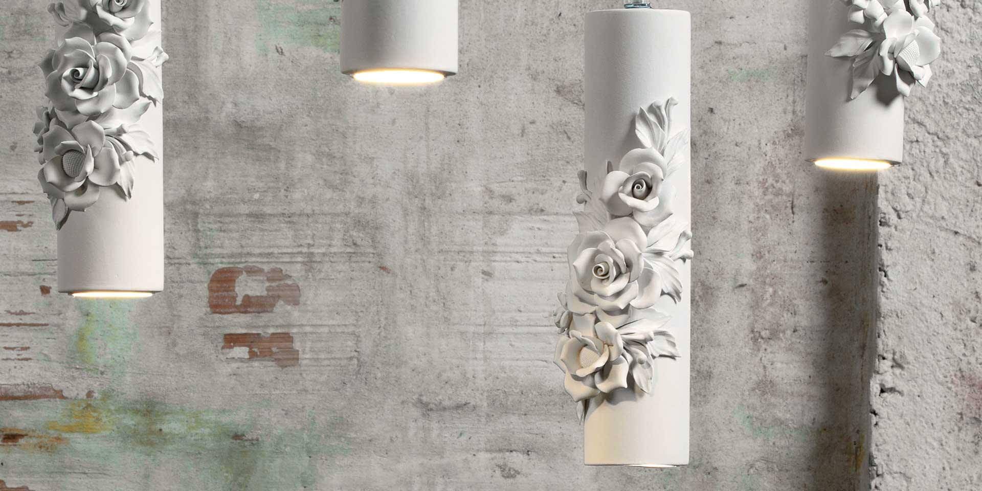 Pendul din ceramică albă împodobită cu modele reliefate de flori Capodimonte by Karman - PARIS14A.RO